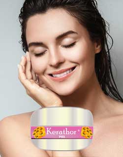 Tarjeta de promocion de modelo pasando su mano por su piel suave gracias a kerathor piel