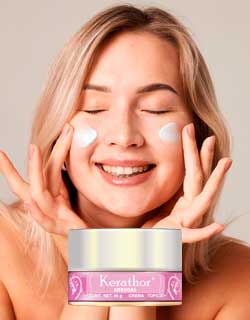 Tarjeta de promocion de modelo mayor de edad mostrando su piel contra las arrugas gracias a la crema kerathor